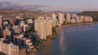 Honolulu, Oahu, Hawaii 2018 civarı. Waikiki tatil beldelerinin ve akşam güneşinin havadan görünüşü. Cineflex ve RED Epic-W Helyum ile çekilmiştir..