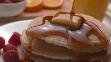 Şerbetli krep yığını süper yavaş çekimde Fantom Flex 4K 'e dökülüyor.