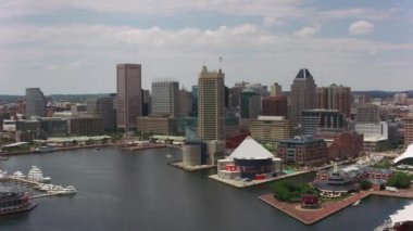 Baltimore, Maryland, takriben 2017, Baltimore 'a iç limandan havadan yaklaşma. Cineflex ve RED Epic-W Helyum ile çekilmiştir..