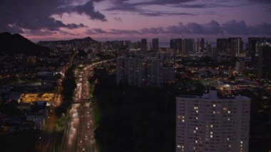 Honolulu, Oahu, Hawaii 2018 dolaylarında geceleri Honolulu şehrine giden otoyolun havadan görünüşü. Cineflex ve RED Epic-W Helyum ile çekilmiştir..