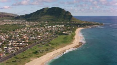 Oahu, Hawaii 2018 dolaylarında, Maili Point ve Puu Ohulu 'nun havadan görünüşü. Cineflex ve RED Epic-W Helyum ile çekilmiştir..