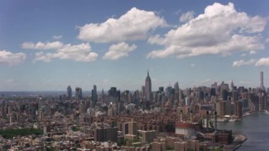 New York City, New York dolaylarında 2017, Harlem 'den Manhattan' ın havadan görünüşü. Cineflex ve RED Epic-W Helyum ile çekilmiştir..