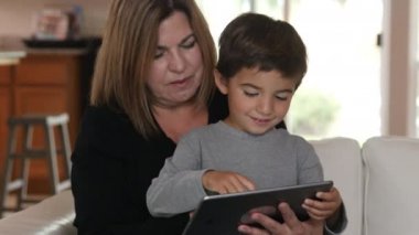 Anne ve Oğul birlikte dijital tablet kullanıyorlar.