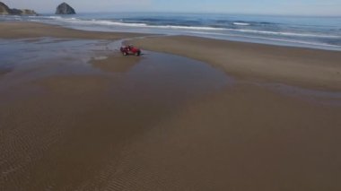 Sahilde giden 4x4 off road aracının hava görüntüsü.