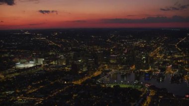 Baltimore, Maryland 2017 dolaylarında, günbatımında Baltimore 'un havadan görünüşü. Cineflex ve RED Epic-W Helyum ile çekilmiştir..