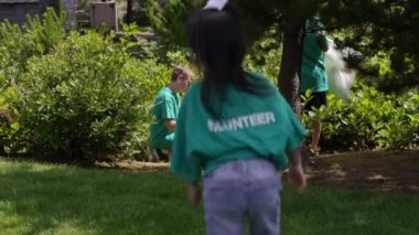 Bir grup gönüllü parkı temizliyor.