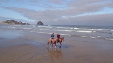 Kumsalda ata binen kadınların hava manzarası.