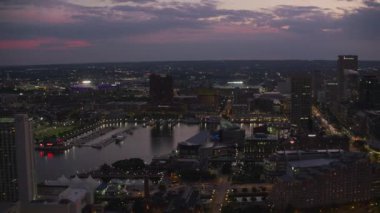 Baltimore, Maryland. 2017 dolaylarında. Gün batımında Baltimore şehir merkezinin havadan görüntüsü. Cineflex ve RED Epic-W Helyum ile çekilmiştir..