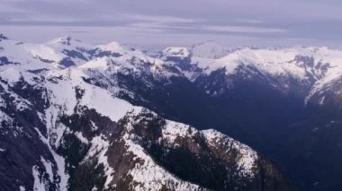 British Columbia, Kanada 2018 dolaylarında. Karla kaplı dağ sırasının havadan görünüşü. Helikopterden Cineflex gimbal ve RED Epic-W kamerasıyla çekildi..