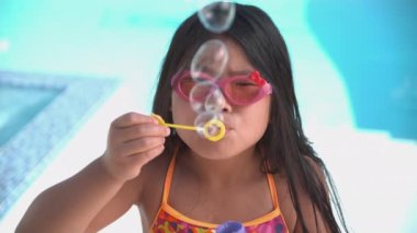 Süper yavaş çekimde kabarcıklar çıkaran kız.