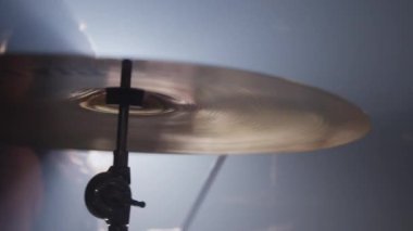 Heavy metal grubunda davulcu, ağır çekim