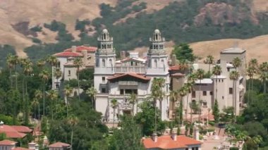 Kaliforniya, 2017 dolaylarında Kaliforniya 'daki Hearst Kalesi' nin havadan görünüşü. Cineflex ve RED Epic-W Helyum ile çekilmiştir..