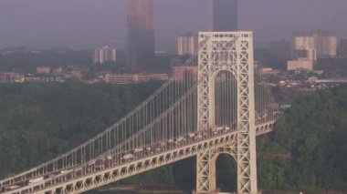 New York şehri 2017 dolaylarında, Hudson Nehri boyunca George Washington Köprüsü 'nün havadan görünüşü. Cineflex ve RED Epic-W Helyum ile çekilmiştir..