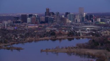 Denver, Colorado - 2017 dolaylarında Sloan Gölü 'nden alacakaranlıkta Denver şehir merkezinin hava görüntüsü