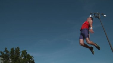 Pist atleti çok yavaş çekimde uzun atlama yapıyor. Phantom Flex 4K 'de.