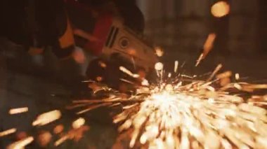 İnşaat işçisi metali öğütüyor, yakın plan, yavaş çekim