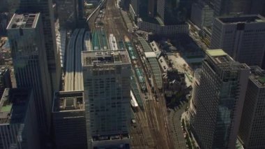 Tokyo, Japonya 2018 dolaylarında. Tokyo İstasyonu 'nun yukarıdan görünüşü. Kırmızı kamerayla helikopterden çekilmiş..