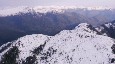 British Columbia, Kanada 2018 dolaylarında. Karla kaplı dağ sırasının havadan görünüşü. Helikopterden Cineflex gimbal ve RED Epic-W kamerasıyla çekildi..