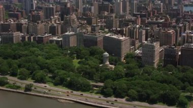 New York City, New York dolaylarında 2017, Yukarı Manhattan 'ın Hudson Nehri' nden havadan görünüşü. Cineflex ve RED Epic-W Helyum ile çekilmiştir..