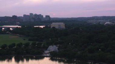 Washington, D.C. 2017 dolaylarında, gün batımında Lincoln Memorial 'a doğru uçuyor. Cineflex ve RED Epic-W Helyum ile çekilmiştir..