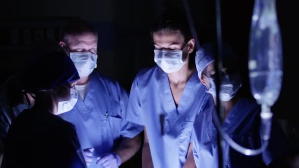 Grupul Chirurgi Care Lucrează Sala Operații Clip video