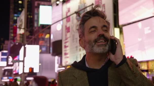 Mies Puhuu Kännykällä Times Squarella New Yorkissa — kuvapankkivideo