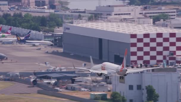 西雅图 华盛顿 2018年左右 飞机在波音机场着陆 直升机用Cineflex Gimbal和Red Epic W相机拍摄 — 图库视频影像