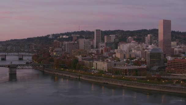 オレゴン州ポートランド2017年頃 ポートランドの看板の前を流れるウィラメット川を飛ぶ CineflexとRed Epic Heliumで撮影 — ストック動画