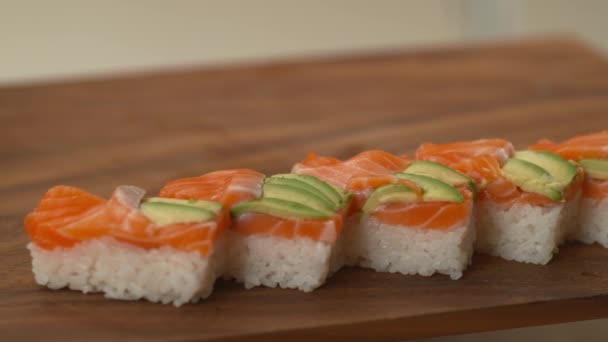 Sushi Séf Sushi Tekercset Készít — Stock videók