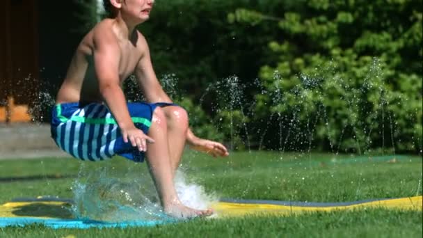 Junge Auf Wasserrutsche Zeitlupe Aufgenommen Mit Einer Phantomkamera Bei 1000 — Stockvideo