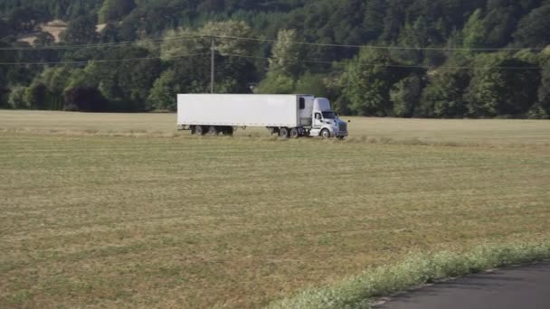 Semi Caminhão Dirigindo Estrada Rural Totalmente Liberado Para Uso Comercial — Vídeo de Stock