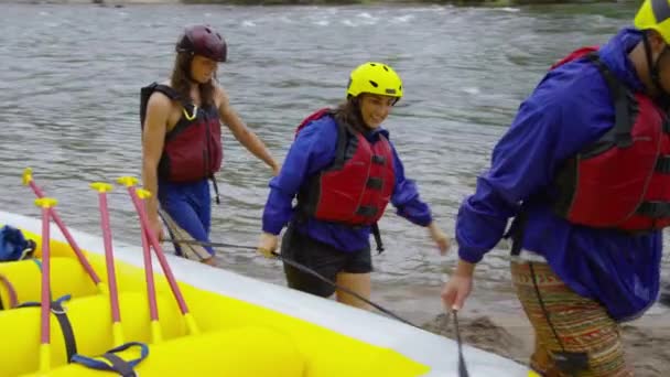 Grupo Personas Rafting Agua Blanca Llevar Balsa Juntos — Vídeos de Stock