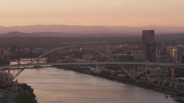 波特兰 俄勒冈州 2017年左右 弗里蒙特大桥的空中拍摄 用Cineflex和Red Epic Helium拍摄 — 图库视频影像