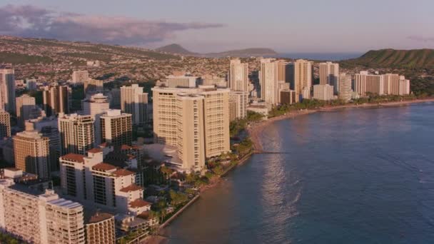 ホノルル オアフ島 ハワイ2018年頃 ワイキキリゾートやビーチの空中ビューは 夕方の太陽の下で CineflexとRed Epic Heliumで撮影 — ストック動画