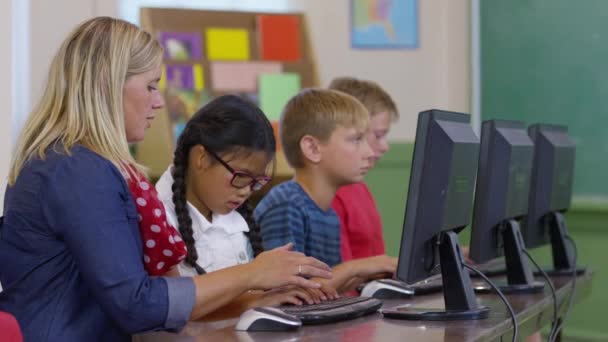 Lehrer Unterstützt Schüler Bei Computerprojekt Klassenzimmer — Stockvideo