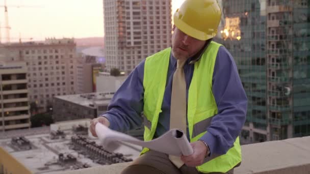 Építésvezető Tetőn Tervek Megtekintésével — Stock videók