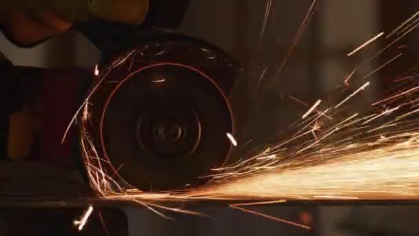建筑工人研磨金属和制造火花 — 图库视频影像