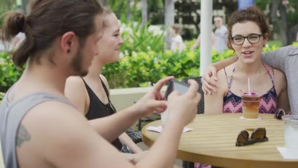 Група Друзів Гаваях Фотографують Один Одного — стокове відео