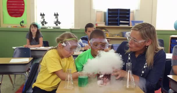 Učitel Studenti Dělají Vědecký Experiment Školních Třídách — Stock video
