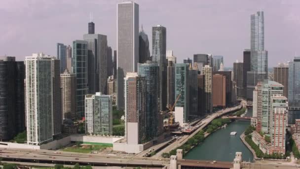 Chicago Illinois Circa 2017 Aerial Approach Downtown Chicago Chicago River — Vídeos de Stock
