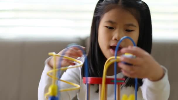 Jong Aziatisch Meisje Spelen Met Speelgoed — Stockvideo