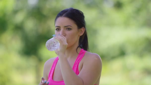Mulher Atlética Parque Toma Uma Bebida Água — Vídeo de Stock