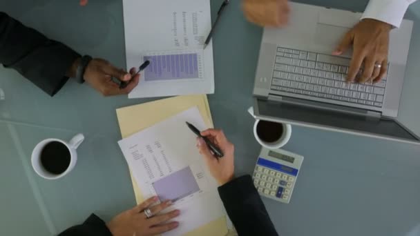 Adamlarının Ofiste Toplanma Zamanlarını Hesapla — Stok video