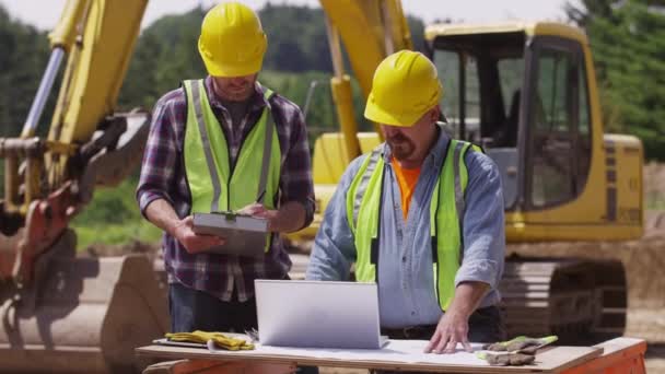 Trabajadores Construcción Usando Computadora Portátil — Vídeos de Stock