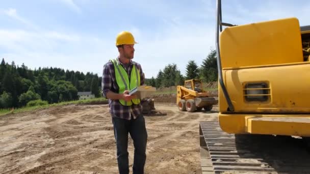 Trabajador Inspeccionando Equipo Excavación — Vídeos de Stock