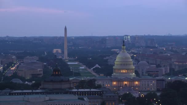 华盛顿特区大约在2017年 国会楼和国会图书馆的空中景观在黄昏 用Cineflex和Red Epic Helium拍摄 — 图库视频影像