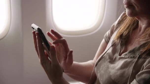 Detailní Záběr Ženy Pomocí Mobilu Letadle — Stock video