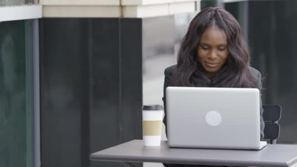 Junge Geschäftsfrau Benutzt Laptop Computer Bei Outdoor Höhle — Stockvideo