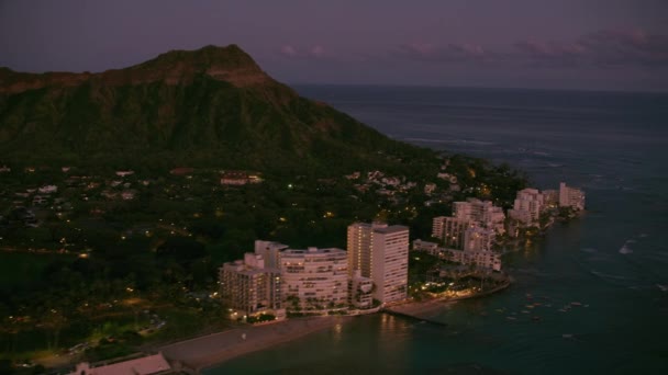 ホノルル オアフ島 ハワイ2018年頃 日没時のダイヤモンドヘッドの空中ビュー CineflexとRed Epic Heliumで撮影 — ストック動画