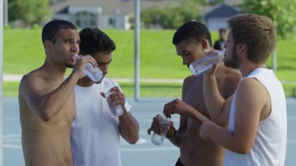 Groupe Joueurs Basket Ball Adolescents Prenant Une Pause Eau — Video